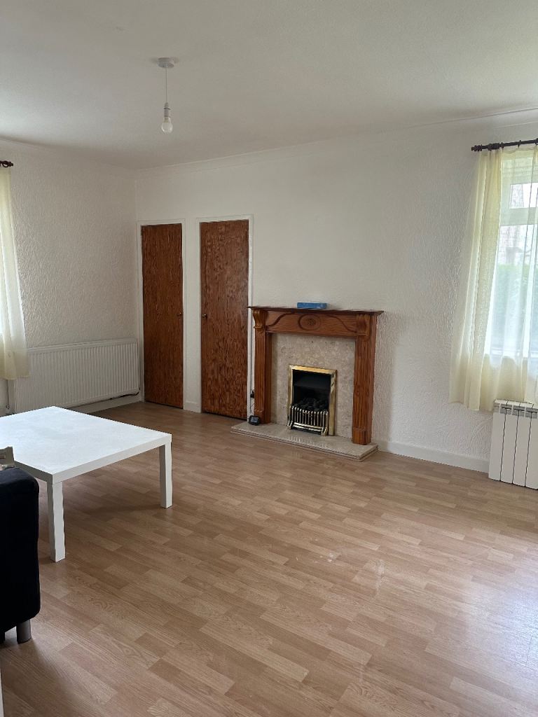 Spacious 3 bedroom flat to rent