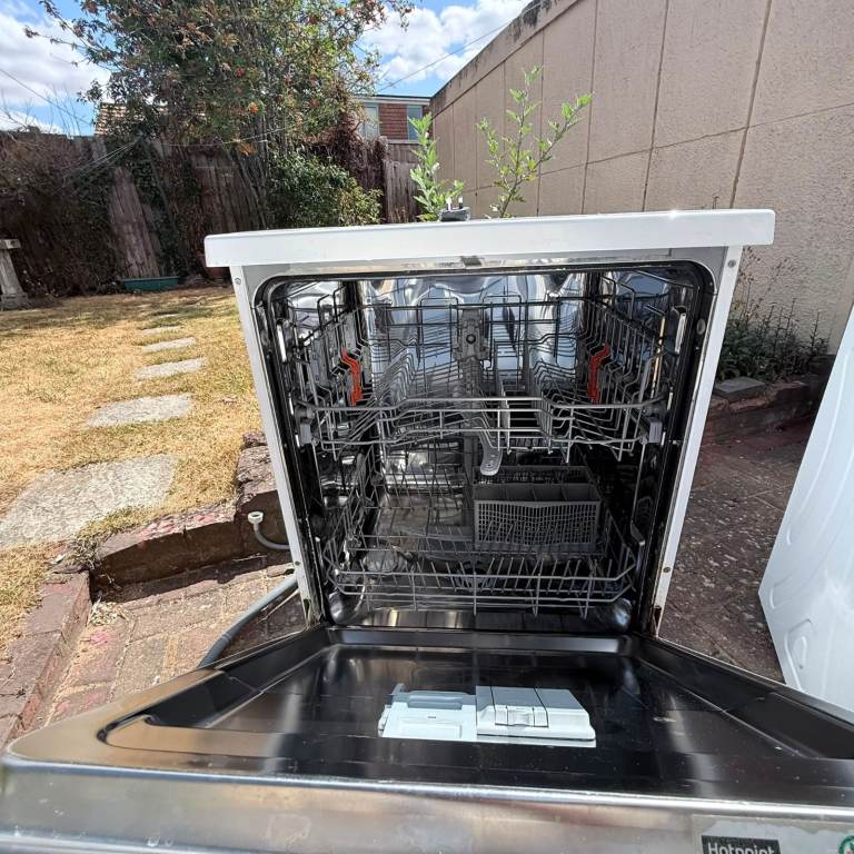 Hotpoint Dishwasher - Good Condition, White