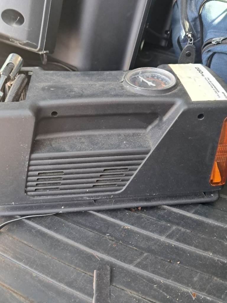 Portable 12V Tyre Inflator / Air Compressor with Built-in Light