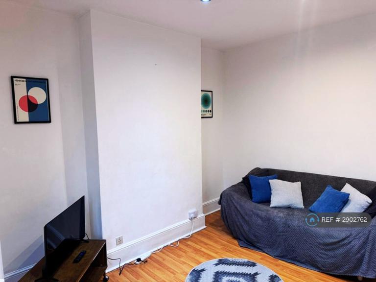 2 bedroom flat in Catford, Catford, SE6 (2 bed) (#2902762)