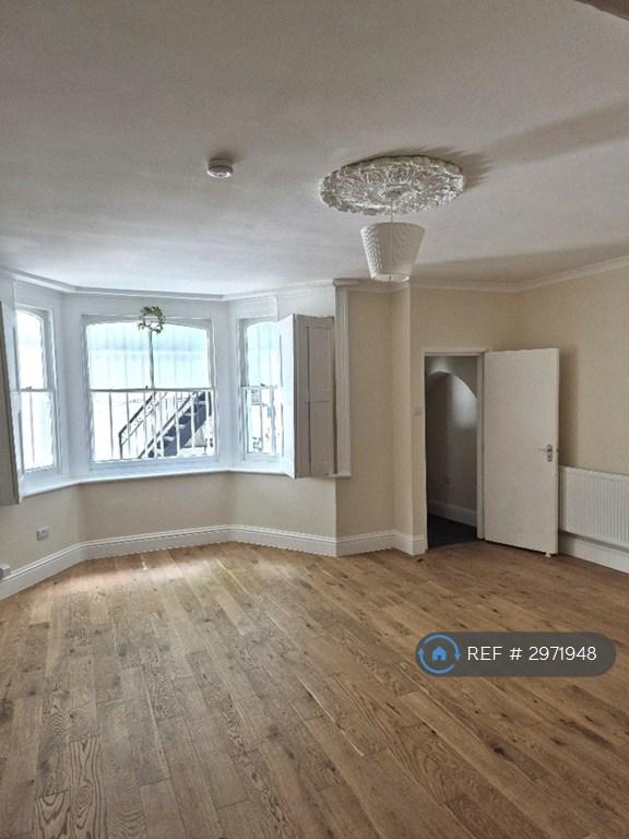 2 bedroom flat in Hammersmith Grove, London, W6 (2 bed) (#2971948)