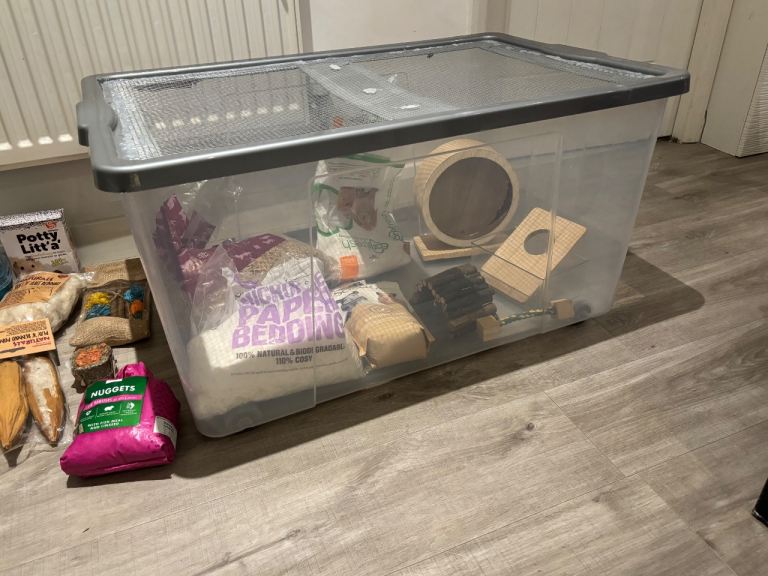 Hamster bin cage and many accessories 