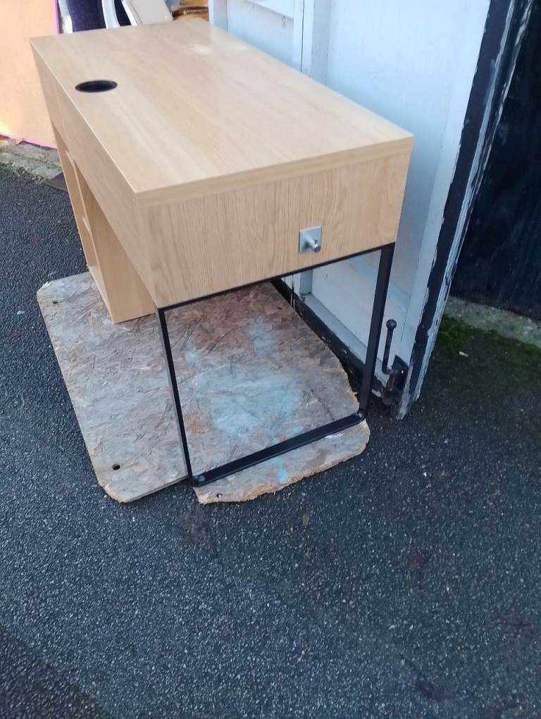 Brand new desk in mint condition 