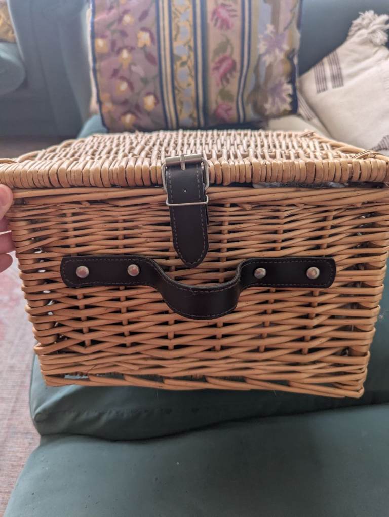 Wicker Storage Basket with Lid and Handle – Good Condition