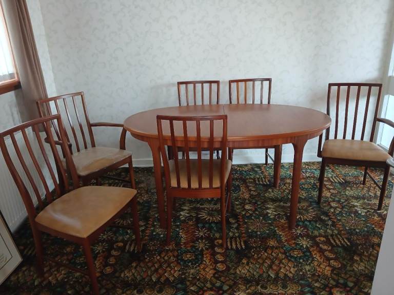 EXPENSIVE & SIM QUALITY TO GPLAN :EXTENDING DINING TABLE & 6 CHAIRS : MCINTOSH MAY SELL SEPARATELY