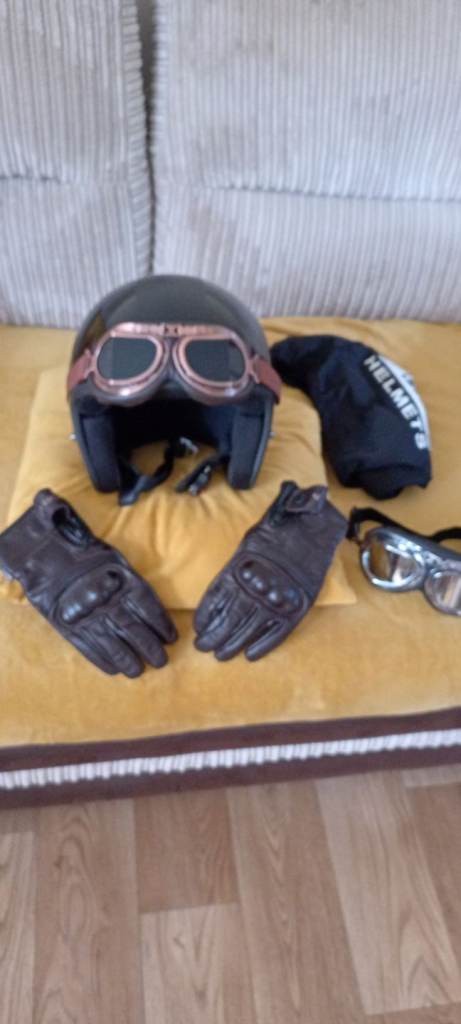 Helmet goggles gloves vintage look 