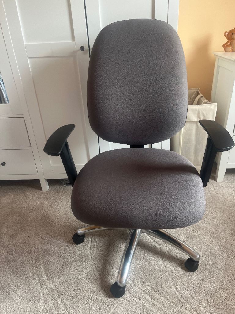 Comfortable Grey Office Chair with Armrests – Good Condition
