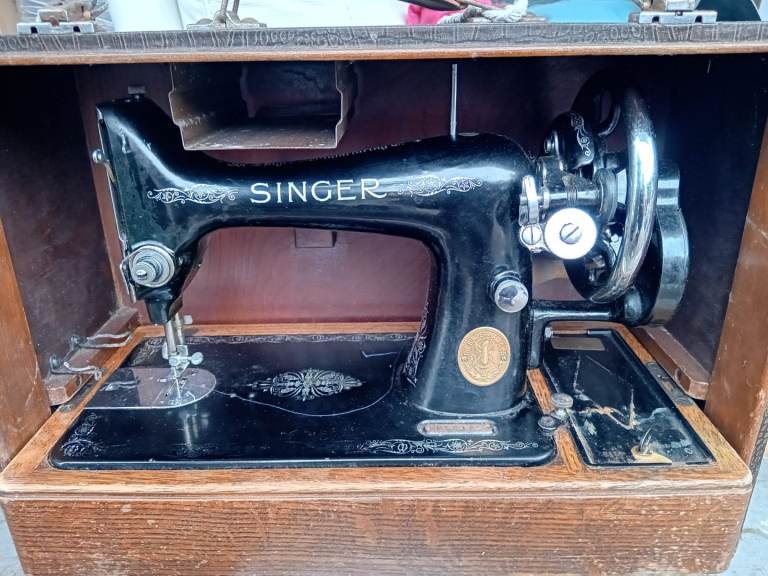 Vintage Singer Sewing machine in Wooden Case - Untested