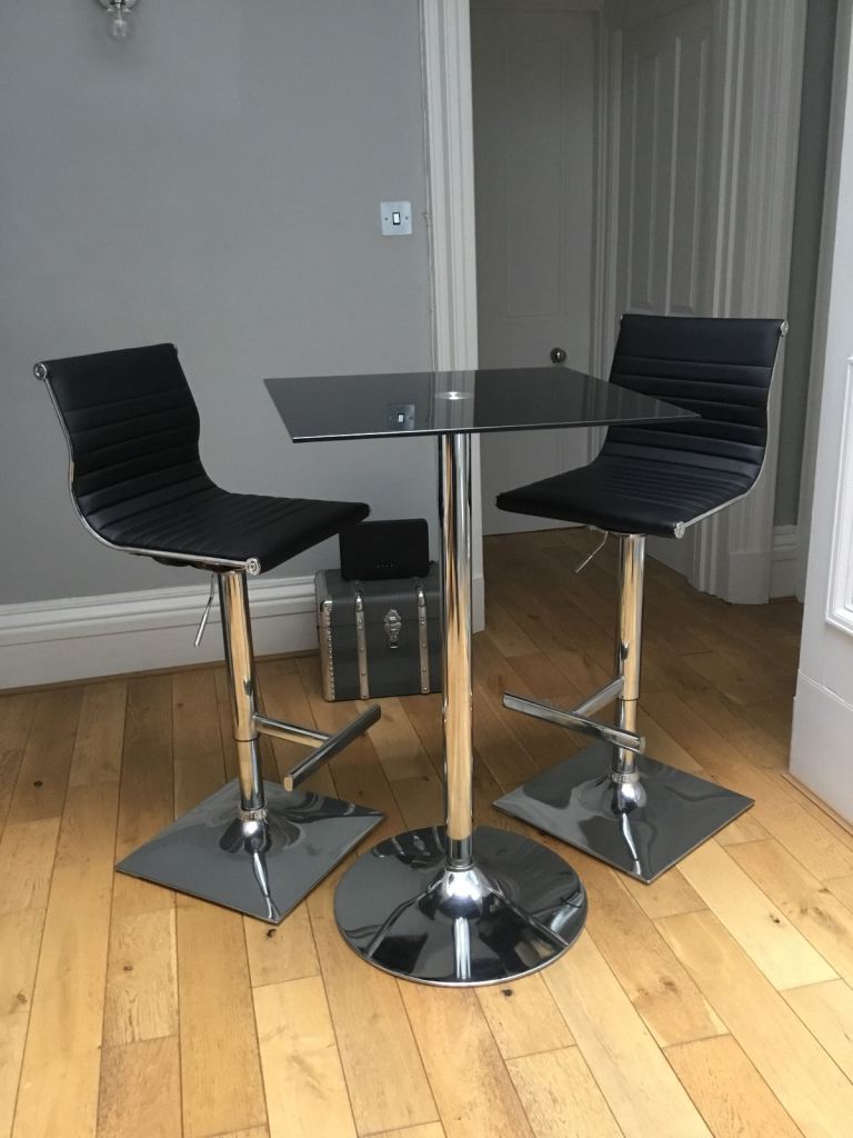 Poseur table with 2 gas lift chairs