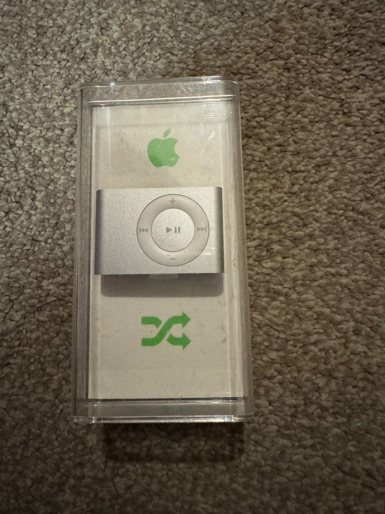 Apple iPod Shuffle A1204 1 GB Silver - 2nd Generation 