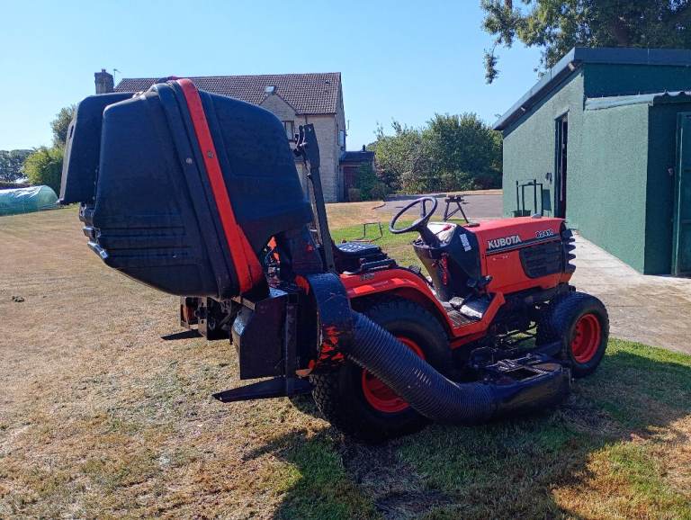 KUBOTA GCD 600-T “CLAM SHELL” GRASS AND LEAF COLLECTOR