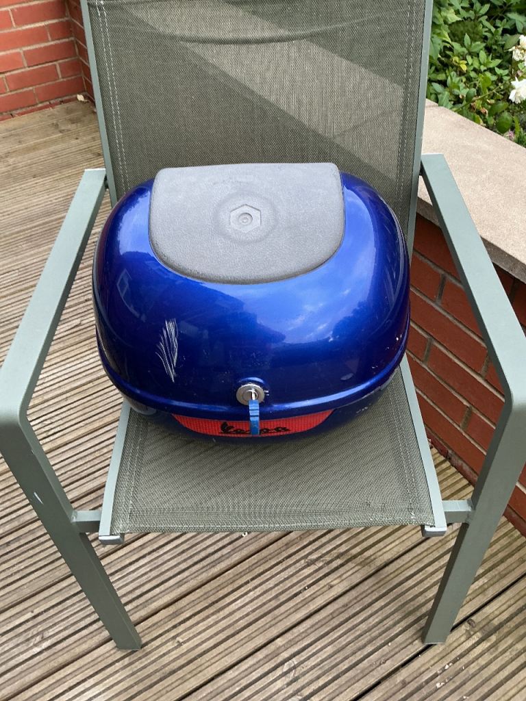 Piaggio Vespa et2 scooter blue back box with key. No offers.