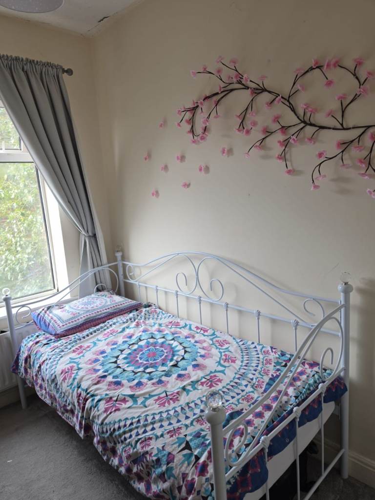 Room for rent in OL4