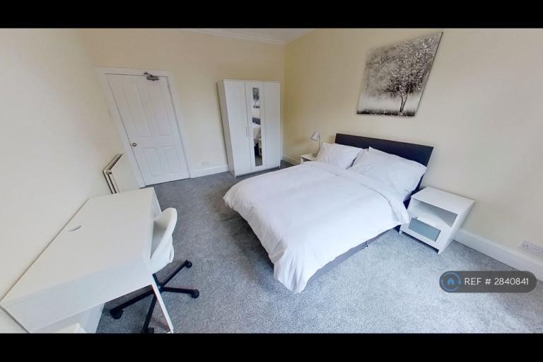 3 bedroom flat in Skene Terrace, Aberdeen, AB10 (3 bed) (#2840841)