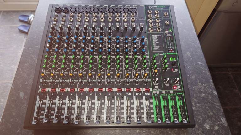 Mackie profx16v3 mixing desk in very good condition 