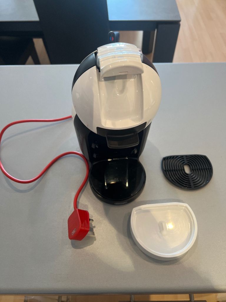 De'Longhi Dolce Gusto Coffee Machine - Black & White