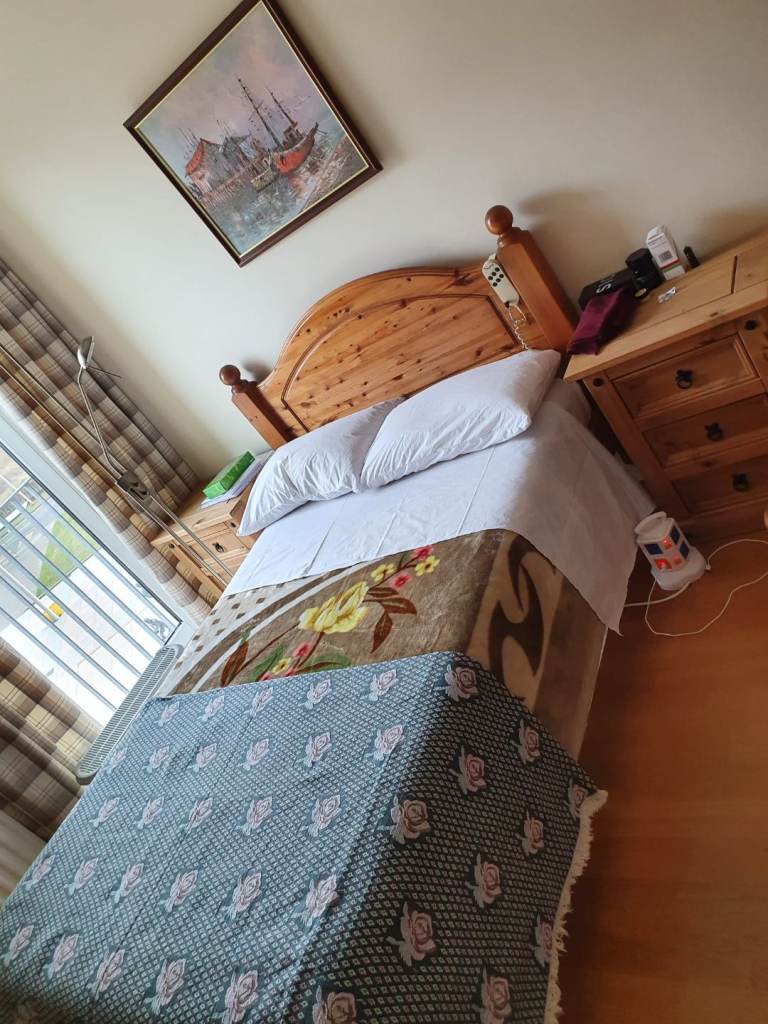 Doubleroom with a small electric bed (Bills included) for a single occupant.
