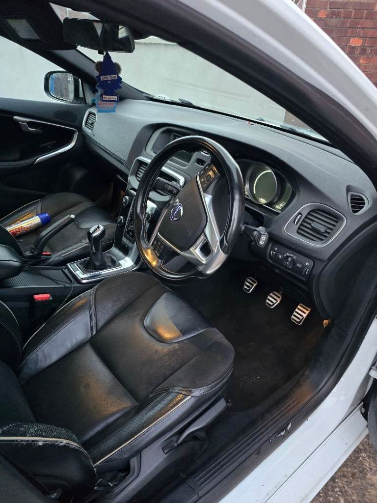 2014 volvo V40 MOTed