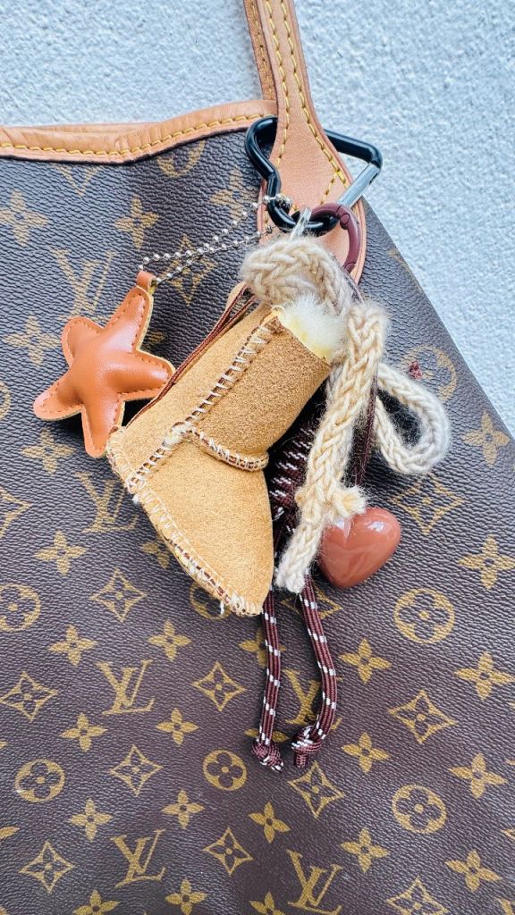 Cute Boot Charm Keychain for Handbags – Good Condition