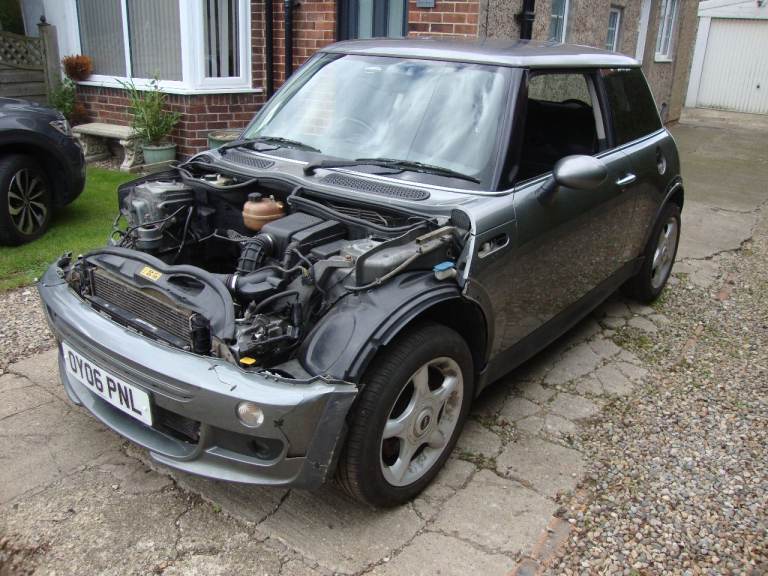 Mini Cooper S R53 Rolling Shell with Lots of Spares (Non Sunroof Model) Ideal Track / Autograss Car