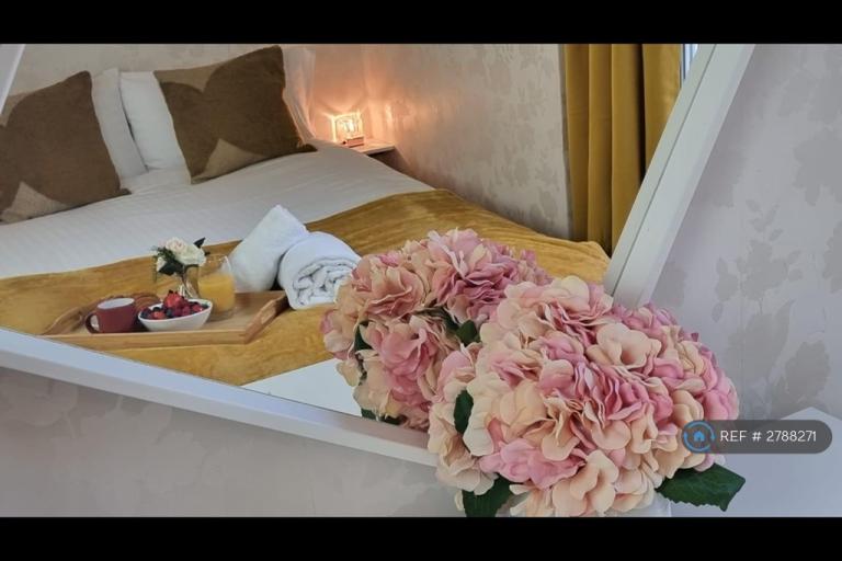 3 bedroom flat in Dyson House, London, SE10 (3 bed) (#2788271)