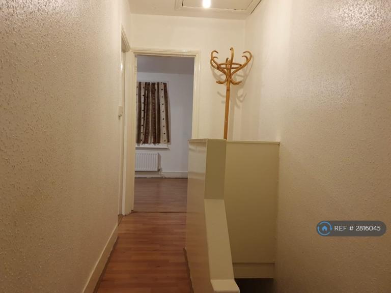 4 bedroom house in Clarence Street, Southall, UB2 (4 bed) (#2816045)