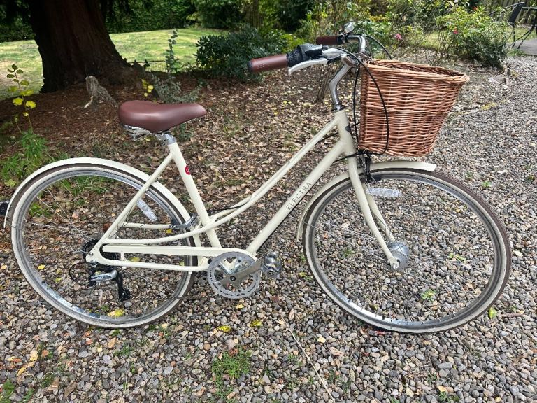 Electra City Bike with Wicker Basket – Cream, Good Condition
