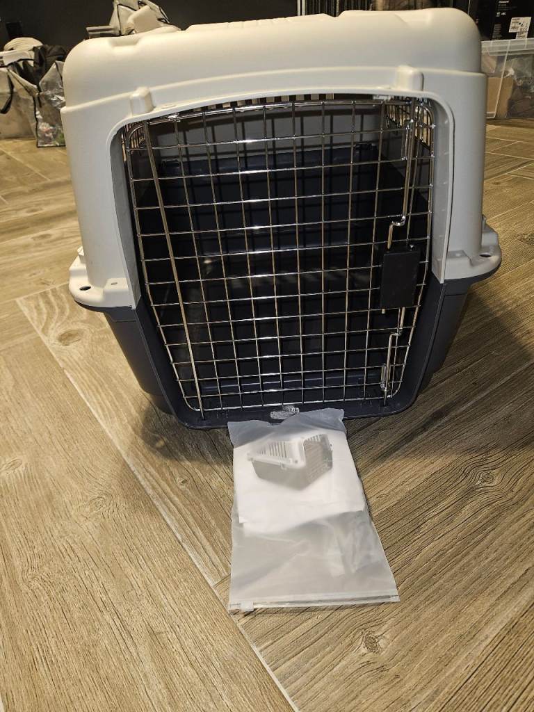Pet Travel Carrier / Dog Crate – Medium Size – Excellent Condition