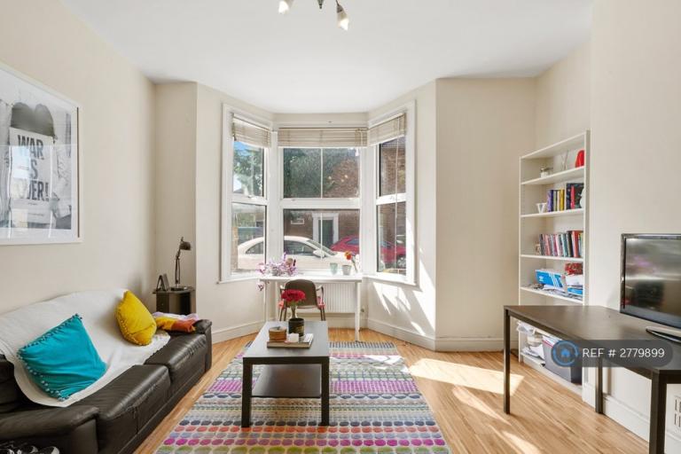 2 bedroom flat in Wendell Road, London, W12 (2 bed) (#2779899)