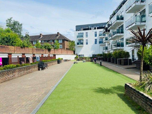 2 Bed Purpose built flat in Northwood Hills-PUNAM APARTMENTS