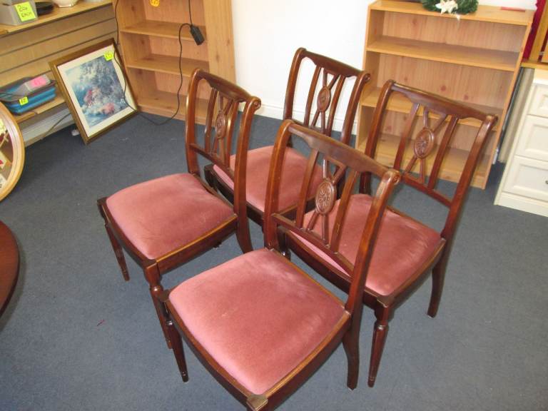 TRADITIONAL MAHOGANY EXTENDING TABLE AND 4 CHAIRS at HAVEN TRUST CHARITY SHOP
