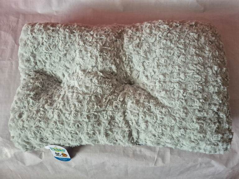 New Clever Paws Swirly Fur Pet Bed - Small, Grey