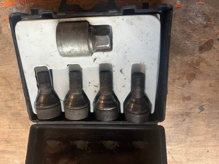 FIAT 500 LOCKING WHEEL NUT SET ,KEY AND BOX