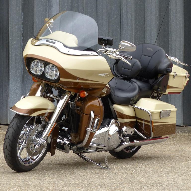 Harley Davidson FLTRUSE CVO Road Glide Ultra 1801cc – Rare collectors machine.