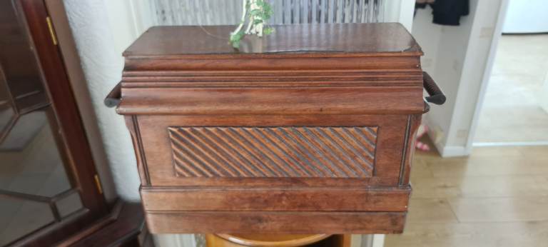 1902 Antique hand cranking singer sewing machine excellant condition. 