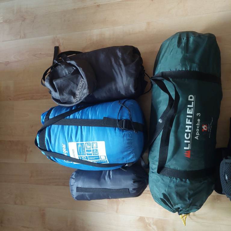CAMPING Apache 3 man tent & S/bag + pillow.