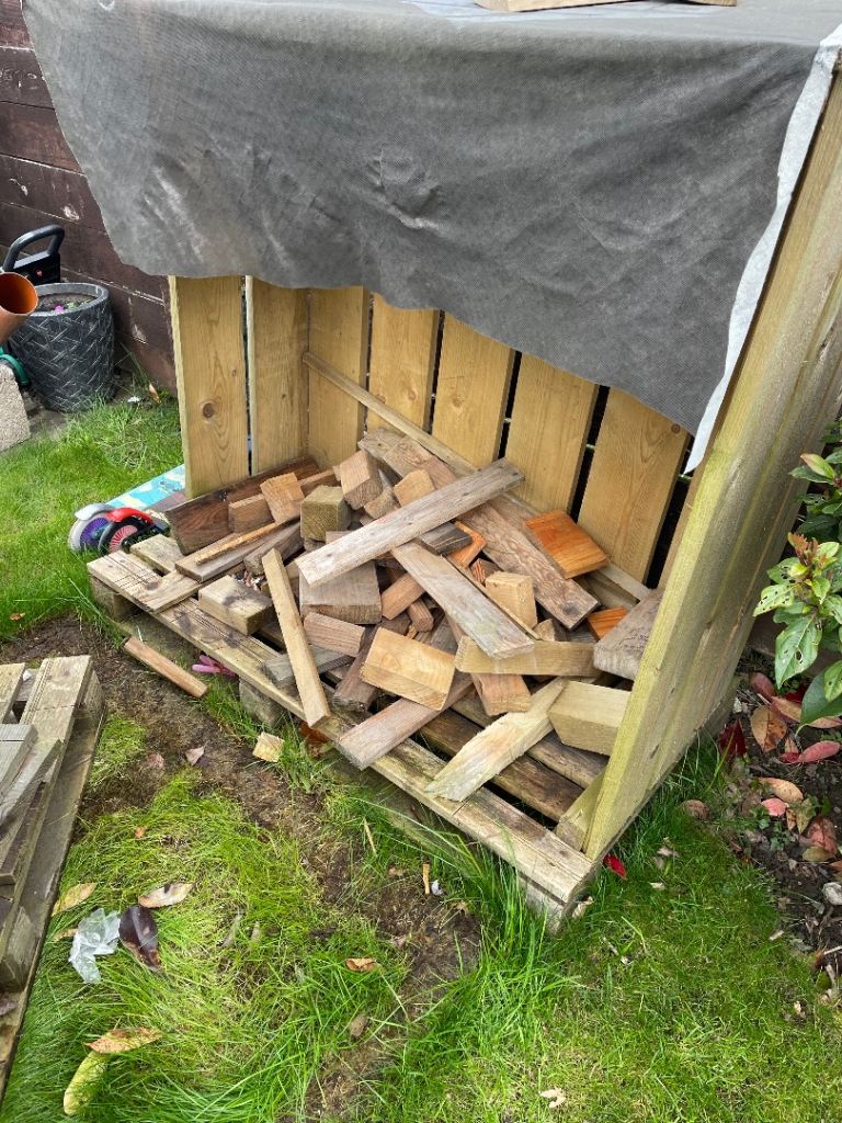 Pallet log store