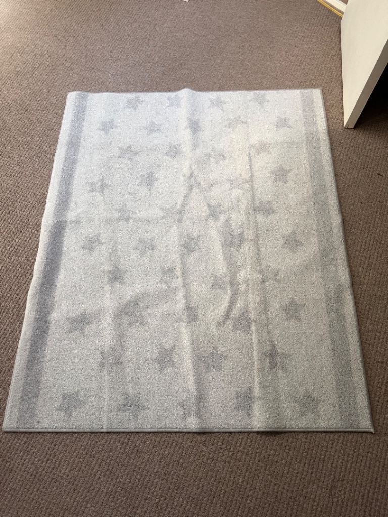 Grey Star Pattern Rug / Playmat – Good Condition