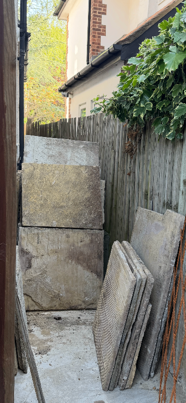 Used paving slabs, tiles, used wooden pallets