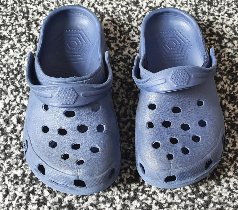 navy crocs style sandals shoes size 9 junior