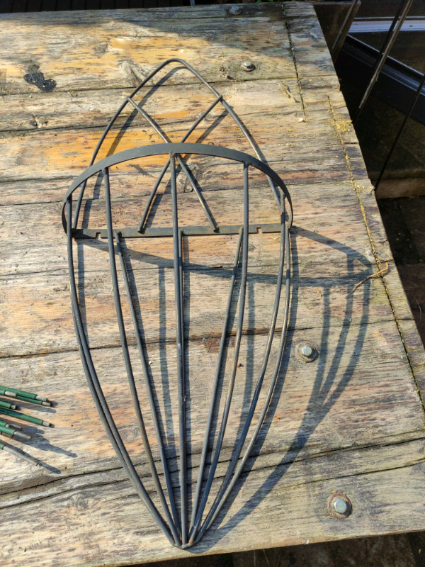 Wall mountable flower basket 