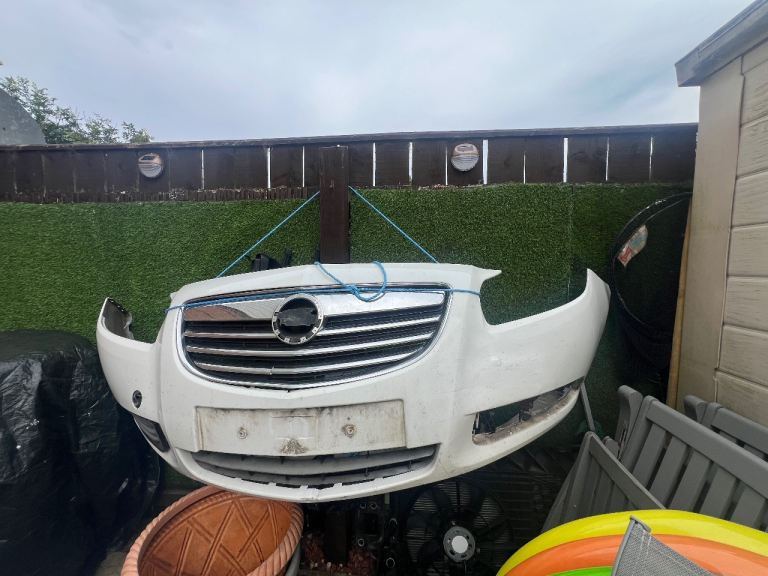 Insignia a front bumper white 