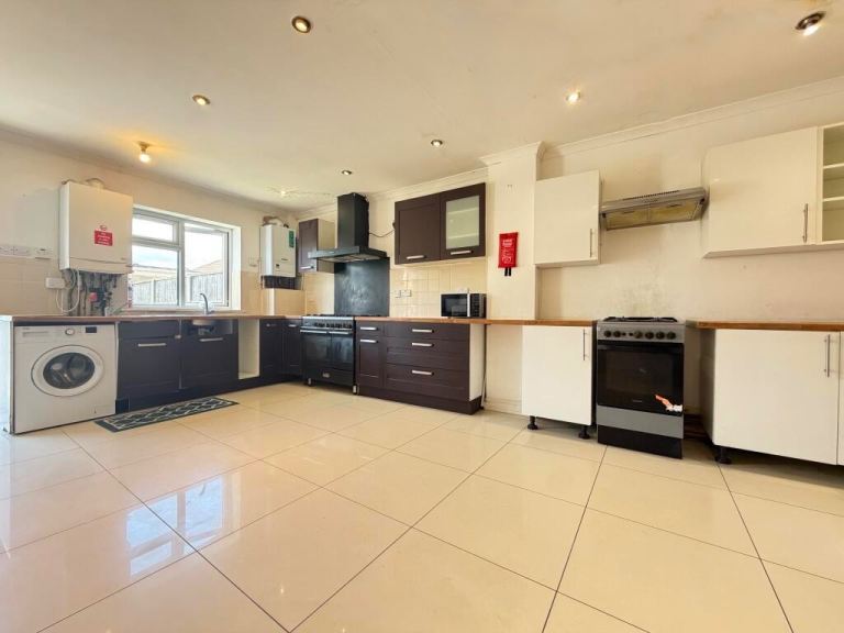 A well presented Semi - Detached House and licensed HMO property arranged over three floors. 