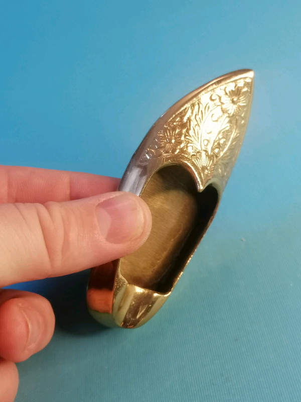 Gold Colour shoe asthrey. (brass). 