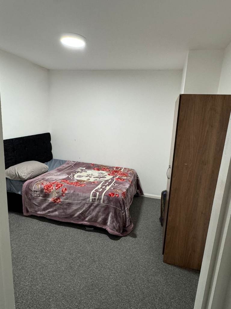Spacious & Cosy Double Room For Rent AT IG7 4NA