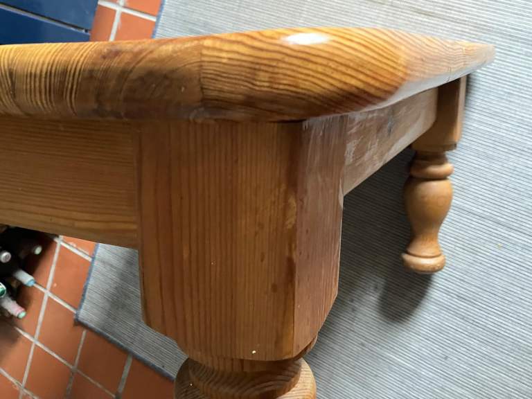 Sturdy Solid Wood Dining Table Chunky solid pine coffee table– Good Condition
