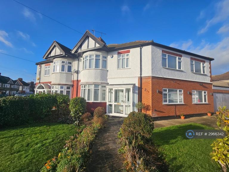 2 bedroom flat in Connaught Avenue, Enfield, EN1 (2 bed) (#2966342)