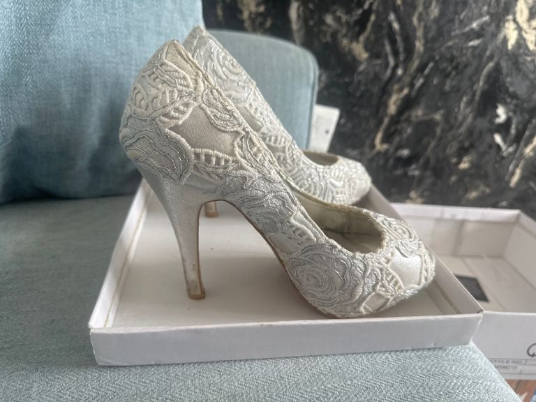 Beautiful White Embroidered Bridal Heels – Size 5, Good Condition