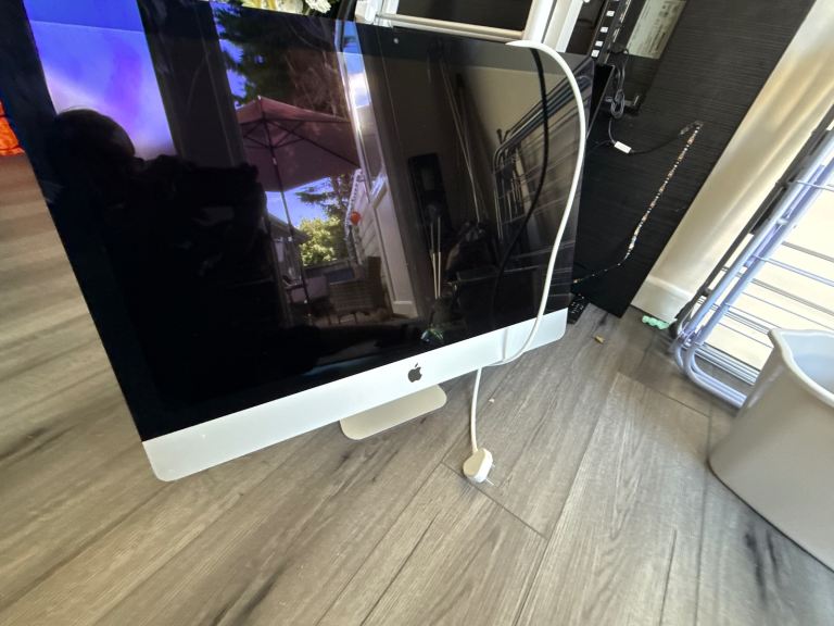 Apple iMac Desktop Computer – Good Condition