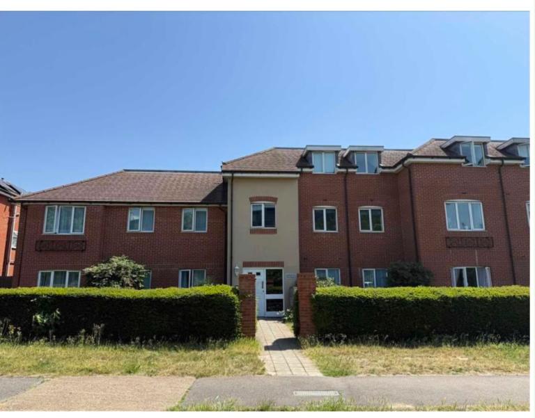 “Temporary let for 6–10 months while property sale process is ongoing.”